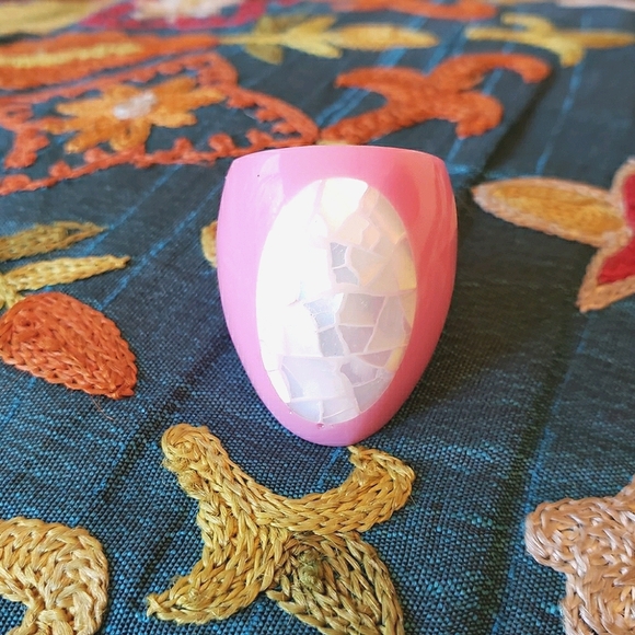 Vintage Mod Chunky Ring Acrylic Seashell 1970s - Picture 1 of 4